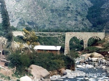 Puente sobre el estero El Manzano, afluente del río Maipo